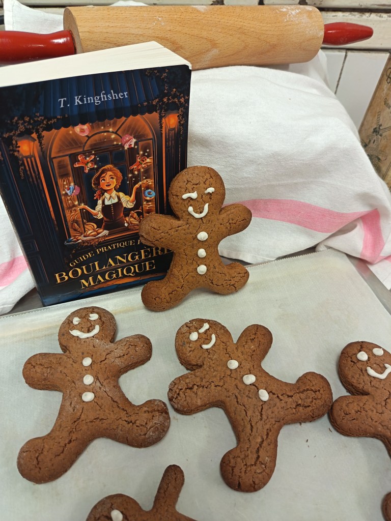 Roman avec des petits bonhommes en pain d'épices, un rouleau de patisserie.